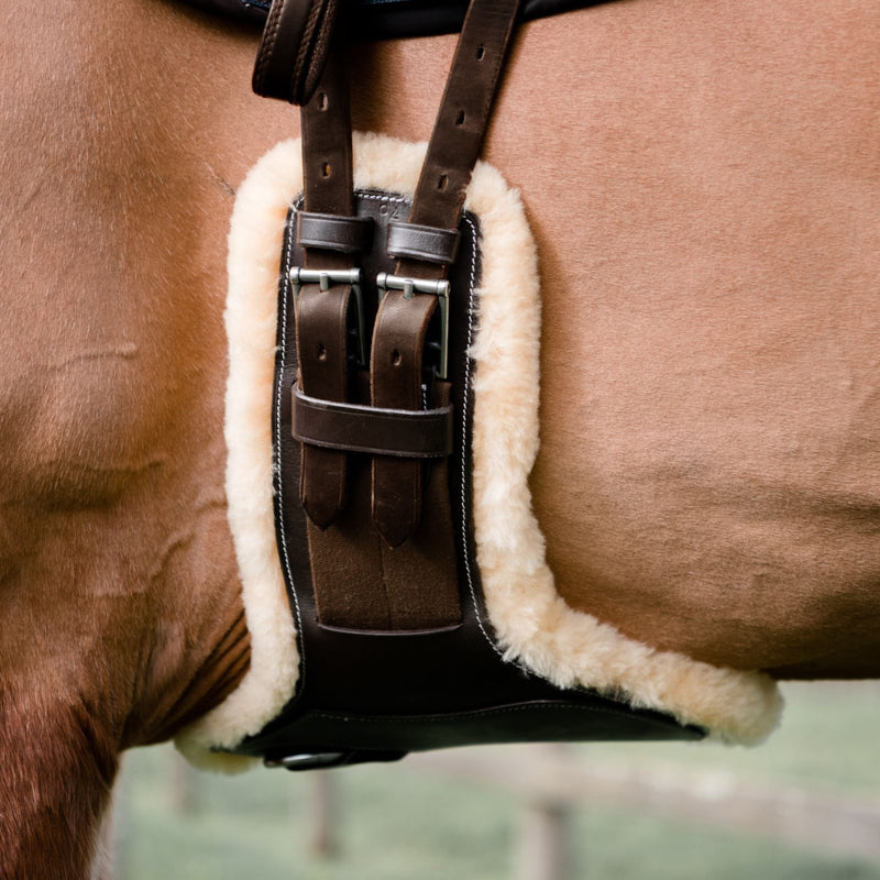Short stud girth with cream sheepskin